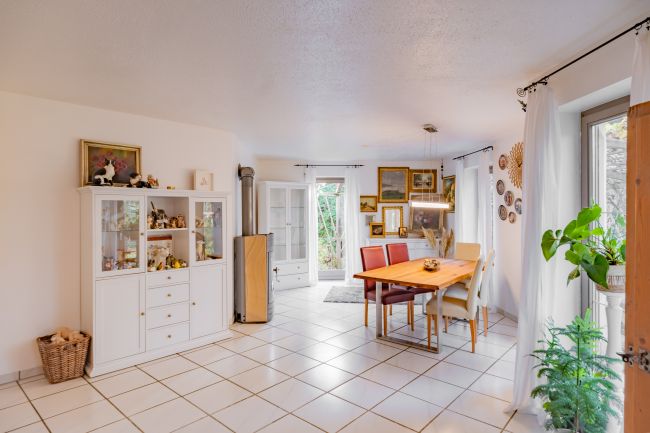 Große Fensterflächen schaffen eine freundliche, offene Wohnatmosphäre.