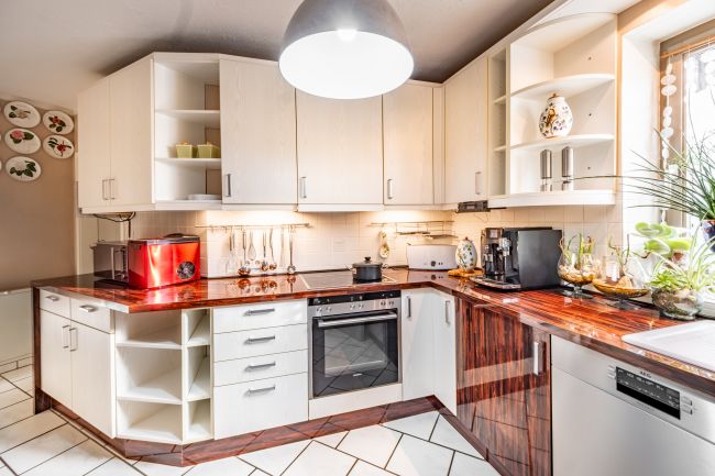 Praktische Einbauküche mit viel Tageslicht und ausreichend Arbeitsfläche.