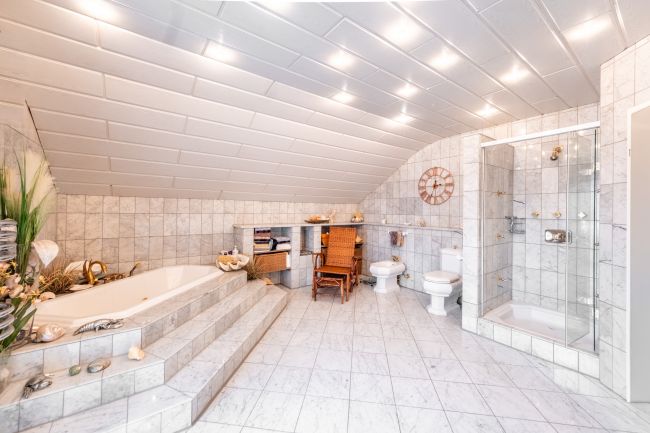 Sehr großzügiges Tageslichtbad mit Wanne, Dusche und Doppelwaschtisch.